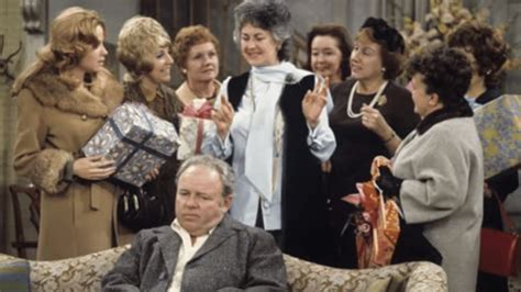  All in the Family – En ikonisk sitcom som utmanar samhällsnormer med bitande humor!