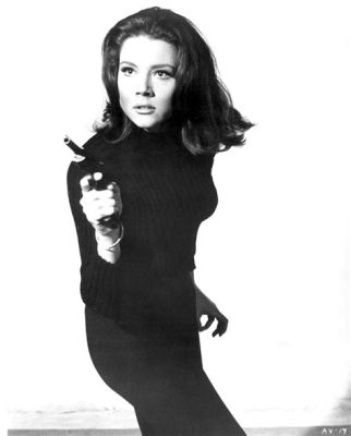  The Avengers: En underhållande blandning av humor och spioneri med Diana Rigg som den ikoniska Emma Peel!